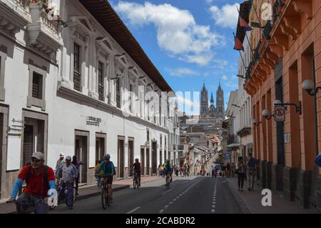 QUITO, ECUADOR - 15. Oktober 2017: blick auf die straße in der Innenstadt von Quito. Historischer Ort und Vintage-Architektur Stockfoto