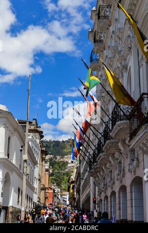 QUITO, ECUADOR - 15. Oktober 2017: blick auf die straße in der Innenstadt von Quito. Historischer Ort und Vintage-Architektur Stockfoto