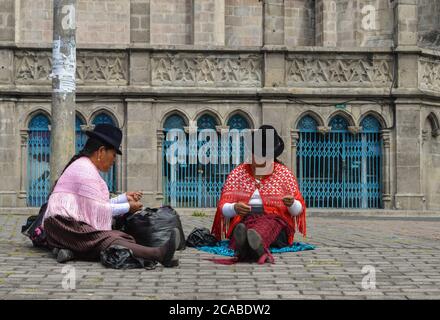 QUITO, ECUADOR - 15. Oktober 2017: Frauen nähen, andenkostüm, Stricken. blick auf die straße von Quito Innenstadt Stockfoto