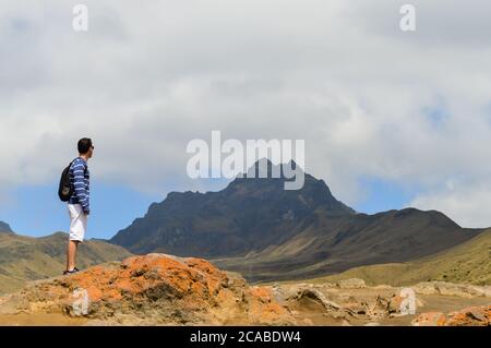 QUITO, ECUADOR - 15. Okt 2017: Quito, Ecuador : Junge schaut auf den Vulkan Pichincha Stockfoto