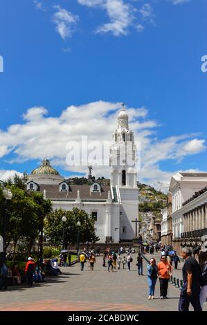 QUITO, ECUADOR - 15. Oktober 2017: blick auf die straße in der Innenstadt von Quito. Historische Architektur Stockfoto