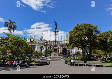 QUITO, ECUADOR - 15. Oktober 2017: blick auf die straße in der Innenstadt von Quito. Historische Architektur Stockfoto