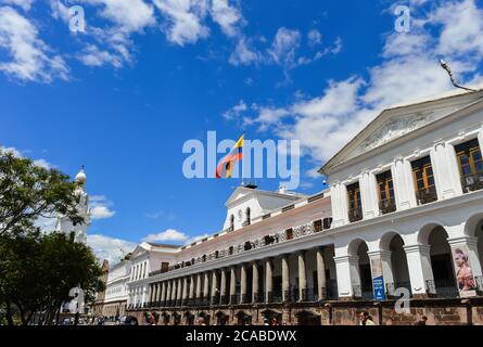 QUITO, ECUADOR - 15. Oktober 2017: blick auf die straße in der Innenstadt von Quito. Historische Architektur Stockfoto