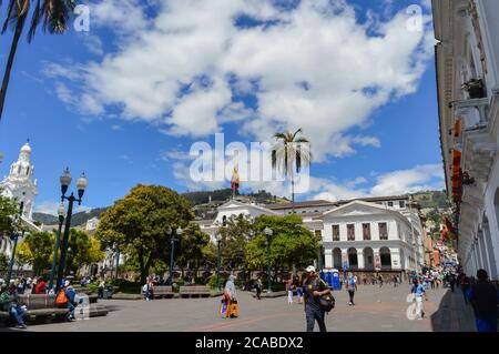 QUITO, ECUADOR - 15. Oktober 2017: blick auf die straße in der Innenstadt von Quito. Historische Architektur Stockfoto