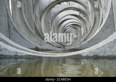 Der Schachtschacht für die Stahlbetonabflüsse ist in einer kreisförmigen Bohrung angeordnet. Stockfoto