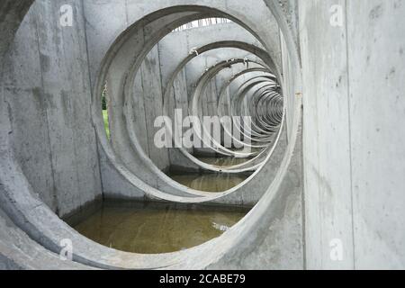 Der Schachtschacht für die Stahlbetonabflüsse ist in einer kreisförmigen Bohrung angeordnet. Stockfoto