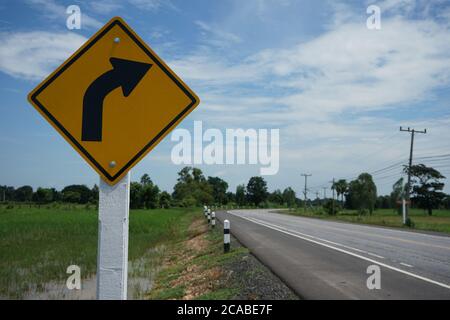 Warnschild für kurvigen Straßenführung Stockfoto