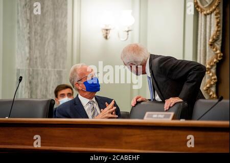 Washington, Vereinigte Staaten Von Amerika. August 2020. Präsident der Vereinigten Staaten Senator Roger Wicker (Republikaner von Mississippi), rechts, mit US-Senator Jerry Moran (Demokrat von Kansas), links, während eines US-Senatsausschusses für Handel, Wissenschaft, Und Transportaufsicht Anhörung zur Untersuchung der Federal Trade Commission, im Russell Senate Office Building auf Capitol Hill in Washington, DC., Mittwoch, 5. August 2020. Quelle: Rod Lampey/CNP Credit: dpa/Alamy Live News Stockfoto