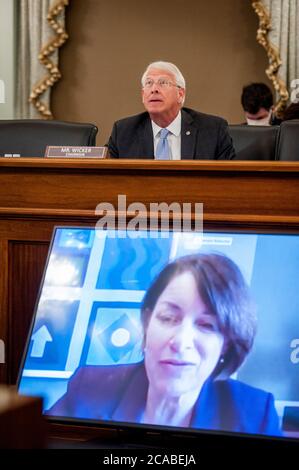 Washington, Vereinigte Staaten Von Amerika. August 2020. Vorsitzender der Vereinigten Staaten Senator Roger Wicker (Republikaner von Mississippi), beobachtet, wie die Vereinigten Staaten Senator Amy Klobuchar (Demokrat von Minnesota), stellt per Remote, Fragen des Panels, während eines US-Senatsausschuss für Handel, Wissenschaft, Und Transportaufsicht Anhörung zur Untersuchung der Federal Trade Commission, im Russell Senate Office Building auf Capitol Hill in Washington, DC., Mittwoch, 5. August 2020. Quelle: Rod Lampey/CNP Credit: dpa/Alamy Live News Stockfoto