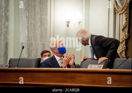 Washington, Vereinigte Staaten Von Amerika. August 2020. Präsident der Vereinigten Staaten Senator Roger Wicker (Republikaner von Mississippi), rechts, mit US-Senator Jerry Moran (Demokrat von Kansas), links, während eines US-Senatsausschusses für Handel, Wissenschaft, Und Transportaufsicht Anhörung zur Untersuchung der Federal Trade Commission, im Russell Senate Office Building auf Capitol Hill in Washington, DC., Mittwoch, 5. August 2020. Quelle: Rod Lampey/CNP Credit: dpa/Alamy Live News Stockfoto