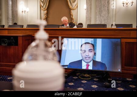 Washington, Vereinigte Staaten Von Amerika. August 2020. Der Vorsitzende der Vereinigten Staaten, Senator Roger Wicker (Republikaner von Mississippi), sieht zu, wie Rohit Chopra, Kommissar der Federal Trade Commission, auf einem Monitor erscheint, während er aus der Ferne vor einem US-Senatsausschuss für Handel, Wissenschaft, Und Transportaufsicht Anhörung zur Untersuchung der Federal Trade Commission, im Russell Senate Office Building auf Capitol Hill in Washington, DC., Mittwoch, 5. August 2020. Quelle: Rod Lampey/CNP Credit: dpa/Alamy Live News Stockfoto