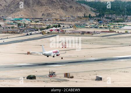 Ladakh, Indien - Spicejet Boeing 737 Landung am Flughafen Leh (Kushok Bakula Rimpochee Airport) Blick vom Kloster Spituk in Ladakh, Indien. Stockfoto