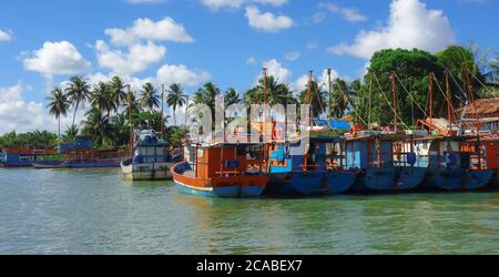 ALAGOAS, BRASILIEN - 14. Apr 2019: Alagoas/Brasilien: Kanus auf dem kleinen Hafen des San francisco Flusses Stockfoto