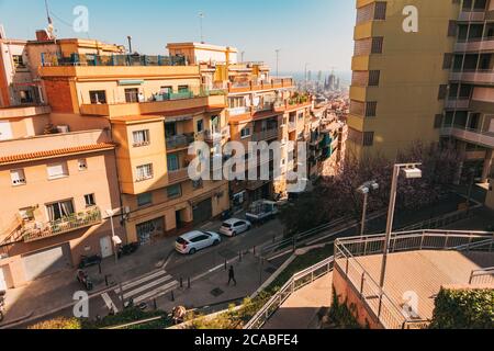 Blick auf die Basilika Sagrada Familia zwischen Wohnblöcken von El Carmel, Horta-Guinardó, Barcelona, Spanien Stockfoto