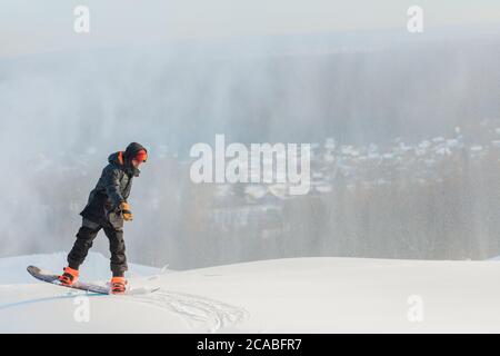 Einfaches Snowboarding Trick. Copy Space. Volle Länge Foto. Beliebter Wintersport. Kerl genießt Snowboarden. Motivation Stockfoto