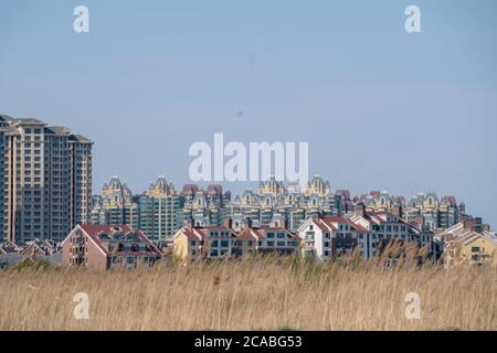 Große Fläche von neuen Wohnhäusern sind in der Stadt Vorort gebaut. Stockfoto