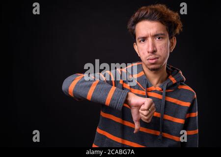 Porträt eines jungen asiatischen Mannes mit lockigen Haaren Stockfoto