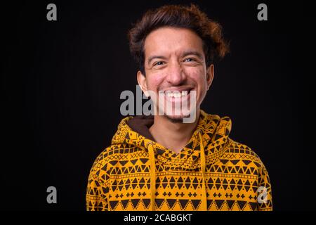 Portrait von glücklichen jungen asiatischen Mann mit lockigen Haaren Stockfoto