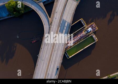 Philadelphia, USA. 6. August 2020Eine Barge auf dem Schuylkill River, die während des Hochwassers nach dem tropischen Sturm Isaias ungesichert wurde, kollidierte mit einer Brücke und führte zur Schließung der Interstate 676 durch die Innenstadt von Philadelphia, 5. August 2020. Staatliche Transportagentur PennDOT sagte nach der Inspektion, dass die Brücke strukturell solide war, aber die Autobahn würde einen weiteren Tag geschlossen bleiben müssen, bevor die Armee Corps of Engineers, die das Projekt, das die Barge engagiert beaufsichtigt, würde in der Lage sein, es zu bewegen. Kredit: ZUMA Press, Inc./Alamy Live Nachrichten Stockfoto