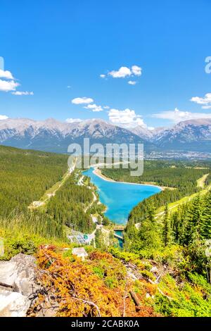 Blick vom Grassi Lakes Trail mit Blick auf den Rundle Forebay Lake und die Stadt Canmore mit den kanadischen Rockies im Hintergrund. Stockfoto