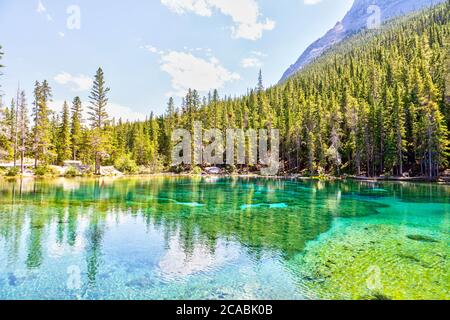 Smaragdfarbene Grassi Lakes in Canmore Kananaskis, einem beliebten Wanderort in den kanadischen Rockies von Alberta, Kanada. Stockfoto