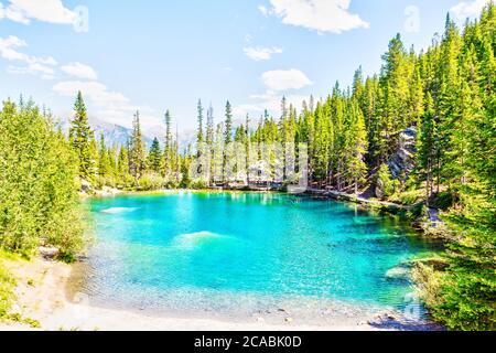 Smaragdfarbene Grassi Lakes in Canmore Kananaskis, einem beliebten Wanderort in den kanadischen Rockies von Alberta, Kanada. Stockfoto