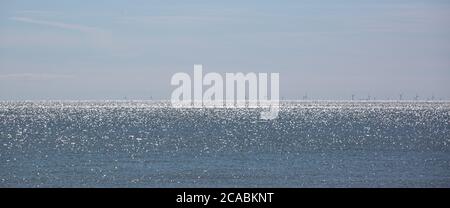 Windkraftanlagen am Horizont Stockfoto