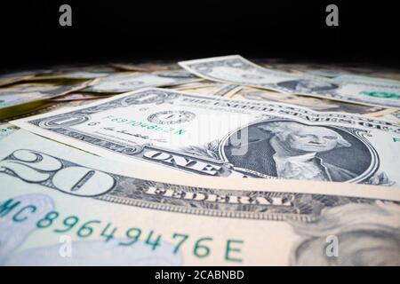 Nahaufnahme verschiedener Banknoten des US-Dollars Stockfoto