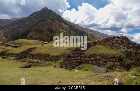 Sonnige Landschaft der Chavin de Huantar archäologischen Stätte in Peru Stockfoto