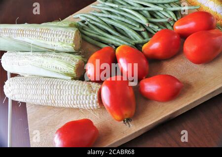 Frisch gepflücktes Gemüse, Tomaten, Mais, grüne Bohnen Stockfoto