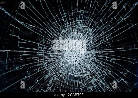 Zerbrochenes Glas auf schwarzem Hintergrund, kaputtes Fenster. Stockfoto