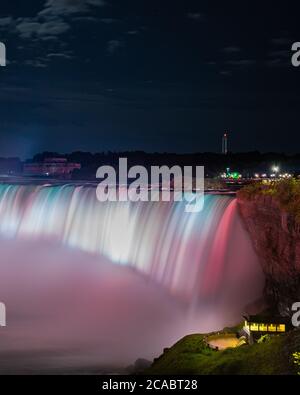 Niagara-Fälle bei Nacht beleuchtet Stockfoto