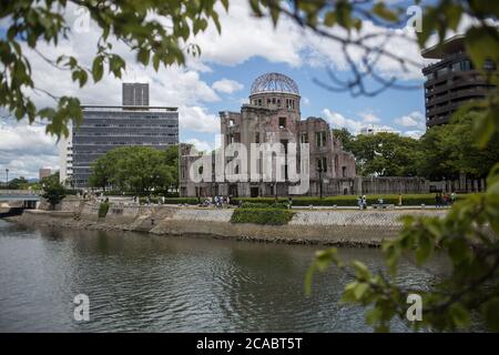 Eine allgemeine Ansicht des Atombombendoms im Zentrum von Hiroshima das Friedensdenkmal von Hiroshima (Genbaku Dome, A-Bomb Dome oder Atombombendom), ursprünglich bekannt als Hiroshima Prefectural Industrial Promotion Hall (vor dem Bombenangriff), wurde nach einem Atombombenanschlag am 6. August 1945 während des Zweiten Weltkriegs teilweise zerstört. Die ganze Stadt zerstörte. Stockfoto