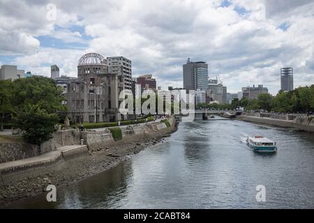 Eine allgemeine Ansicht des Atombombendoms im Zentrum von Hiroshima das Friedensdenkmal von Hiroshima (Genbaku Dome, A-Bomb Dome oder Atombombendom), ursprünglich bekannt als Hiroshima Prefectural Industrial Promotion Hall (vor dem Bombenangriff), wurde nach einem Atombombenanschlag am 6. August 1945 während des Zweiten Weltkriegs teilweise zerstört. Die ganze Stadt zerstörte. Stockfoto