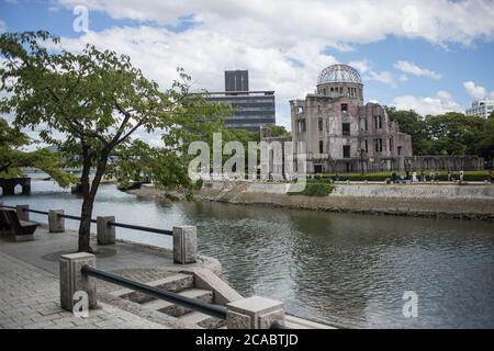 Hiroshima, Japan. August 2019. Eine allgemeine Ansicht des Atombombendoms im Zentrum von Hiroshima das Friedensdenkmal von Hiroshima (Genbaku Dome, A-Bomb Dome oder Atombombendom), ursprünglich bekannt als Hiroshima Prefectural Industrial Promotion Hall (vor dem Bombenangriff), wurde nach einem Atombombenanschlag am 6. August 1945 während des Zweiten Weltkriegs teilweise zerstört. Die ganze Stadt zerstörte. Kredit: Guillaume Payen/SOPA Images/ZUMA Wire/Alamy Live Nachrichten Stockfoto