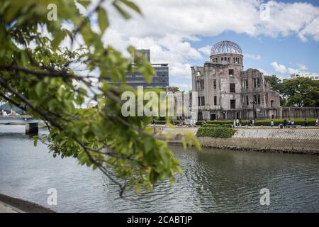 Hiroshima, Japan. August 2019. Eine allgemeine Ansicht des Atombombendoms im Zentrum von Hiroshima das Friedensdenkmal von Hiroshima (Genbaku Dome, A-Bomb Dome oder Atombombendom), ursprünglich bekannt als Hiroshima Prefectural Industrial Promotion Hall (vor dem Bombenangriff), wurde nach einem Atombombenanschlag am 6. August 1945 während des Zweiten Weltkriegs teilweise zerstört. Die ganze Stadt zerstörte. Kredit: Guillaume Payen/SOPA Images/ZUMA Wire/Alamy Live Nachrichten Stockfoto