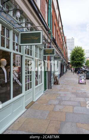 Reihe von Geschäften am Spitalfields Markt auf Lamb Street Side, London, England, Großbritannien. Stockfoto