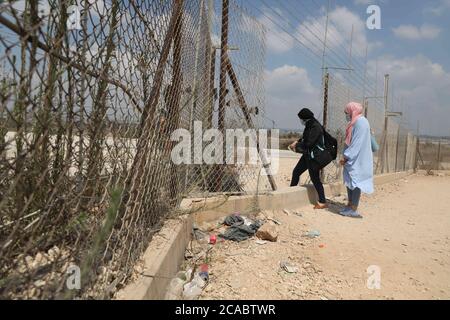 5. August 2020: Westjordanland, Palästina. 05. August 2020. Palästinenser durchschneiden eine Lücke im israelischen Sicherheitszaun in der Nähe des Dorfes Far'un im Gouvernement Tulkarem im Westjordanland. Die israelische Trennmauer wurde von Israel als Sicherheitsbarriere gerechtfertigt, aber sie wurde nicht direkt entlang der Grünen Linie errichtet, die das Westjordanland von Israel trennt, da sie das Westjordanland für 85% seiner Route durchschneidet. Das bedeutet, dass Israel durch die Barriere mehr als 9% des Westjordanlandes annektiert hat, zahlreiche palästinensische Dörfer und getrennte Gemeinschaften geteilt und 25,000 Palästinenser isoliert hat. Der Stockfoto