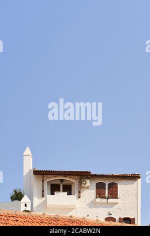 Minimales vertikales Foto des türkischen Hauses in der alten traditionellen Stadt. Marmaris Stockfoto