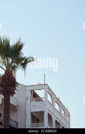 Minimales vertikales Foto des türkischen Hauses in der alten traditionellen Stadt. Marmaris Stockfoto