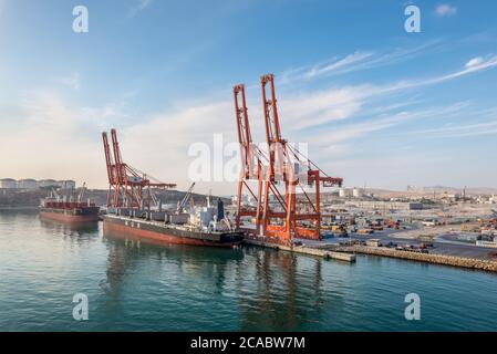 Salalah, Oman - 19. November 2019: Bulk Carrier Schiffe im Hafen von Salalah in Oman, Arabian Sea vertäut. Laden und Entladen, Export-Import. Stockfoto