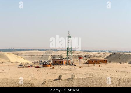 Ismailia, Ägypten - 14. November 2019: Beobachtungsposten am Ufer des Suezkanals in der Nähe von Ismailia, Ägypten, Afrika. Stockfoto