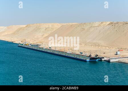 Ismailia, Ägypten - 14. November 2019: Eine lange Pontonbrücke des Hafens Said - Suez Canal Rd am Ufer des Suez-Kanals in der Nähe von Ismailia, Ägypten, Afric Stockfoto