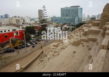 LIMA, PERU - 03. Jul 2020: Archäologische Stätte Huaca Pucllana, in Miraflores, Lima/Peru. Panoramablick Stockfoto