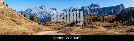 Sonnige malerische Herbst alpinen Dolomiten felsigen Blick auf die Berge vom Wanderweg vom Giau Pass zu Cinque Torri (fünf Säulen oder Türme) Felsen berühmt für Stockfoto