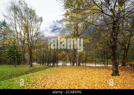 Wolkig und neblig Herbst alpine Bergkulisse. Österreichische Lienzer Dolomiten Alpen. Ruhige malerische Reisen, saisonal, Natur und Landschaft schön Stockfoto