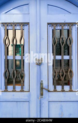 Alte blaue Tür in der Türkei Marmaris Stadt. Reisedetails in Middeterean Stockfoto