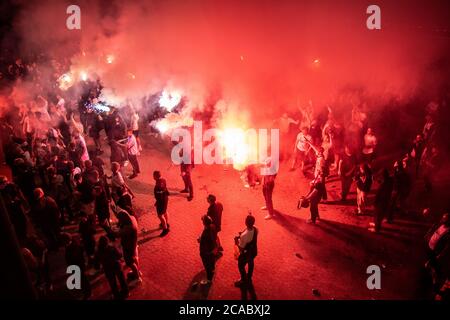 Kopenhagen, Dänemark. August 2020. Fans des FC Kopenhagen feiern den Sieg nach dem Spiel der UEFA Europa League zwischen dem FC Kopenhagen und Istanbul Basaksehir im Telia Parken in Kopenhagen. (Foto Kredit: Gonzales Foto/Alamy Live News Stockfoto