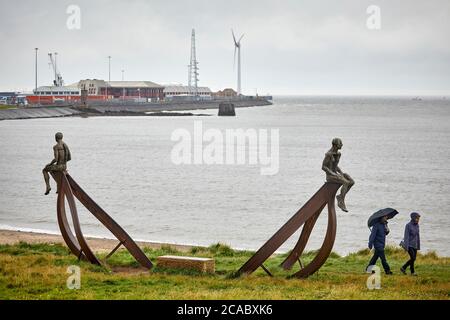 Heysham Skulptur von SCHIFF und zwei Figuren in Half Moon Bay von der Künstlerin Anna Gillespie in der Nähe des Hafens Stockfoto