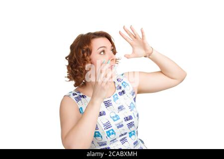 Porträt einer jungen rothaarigen übergewichtigen schockierten Frau auf einem weißen Hintergrund isoliert Stockfoto